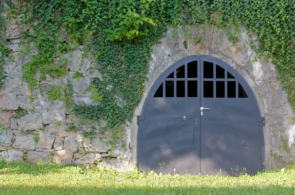 Entrance to a Service Tunnel on an Old Building — Stockfoto