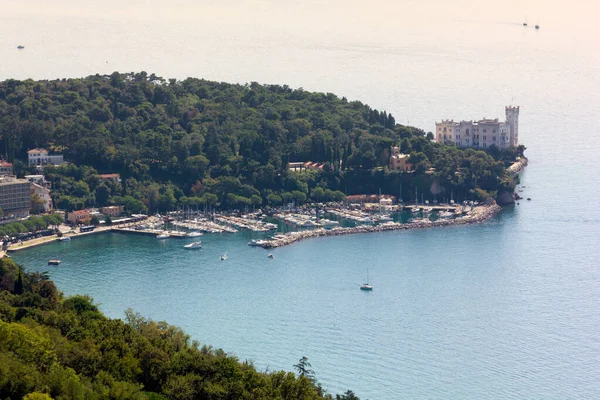 Marina de Grignano e Castelo Miramare perto de Trieste — Fotografia de Stock