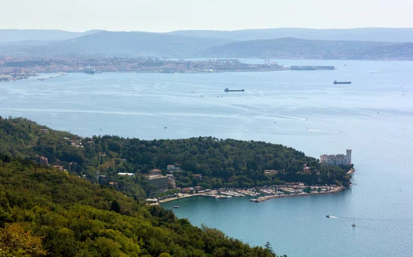 Marina de Grignano e Castelo Miramare perto de Trieste — Fotografia de Stock