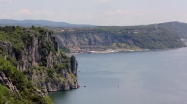 İtalya, Trieste 'nin kayalık kıyı şeridi, bir yaz sabahı, Sistiana' dan şehre doğru.
