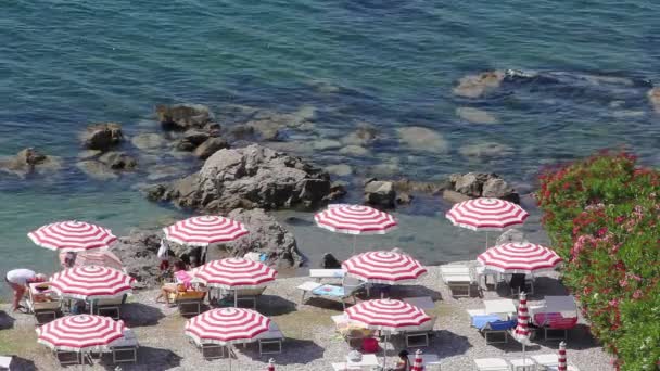 Conjunto Sombrillas Una Las Playas Bahía Sistiana Costa Cerca Trieste — Vídeo de stock