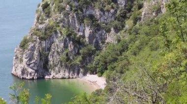 İtalya 'nın Trieste kenti yakınlarındaki kayalık sahildeki güzel Duino şatosu. Uçurumun dibinde ünlü küçük kumsalı var.