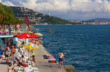 TRIESTE, İtalya - 6 Haziran 2020: Barcola bölgesindeki popüler kıyı şeridi covid-19 tecridinden sadece birkaç hafta sonra gençlerle doldu