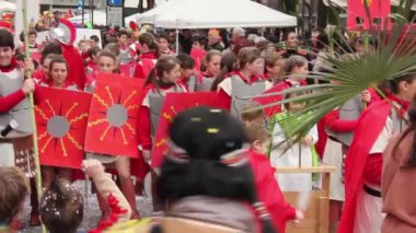 CERVIGNANO DEL FRIULI, İtalya 6 Mart 2014: Yerli Amerikalı gibi giyinmiş kadın caddedeki karnaval yürüyüşü sırasında fotoğraf çekiyor