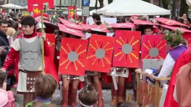 CERVIGNANO DEL FRIULI, İtalya 6 Mart 2014: Karnaval geçit töreninde eski Roma askerleri gibi giyinmiş çocuklar