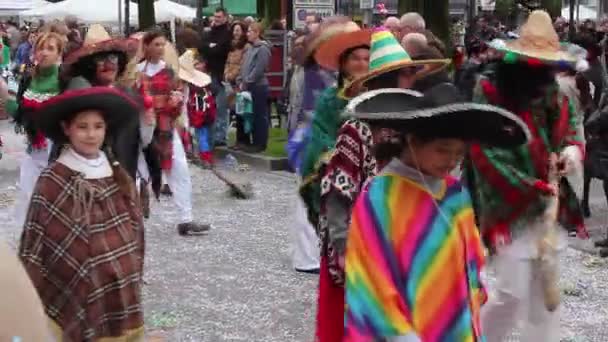 Cervignano Del Friuli Italy 2014年3月6日 カーニバルのパレードでメキシコの伝統衣装のカラフルな複製 — ストック動画