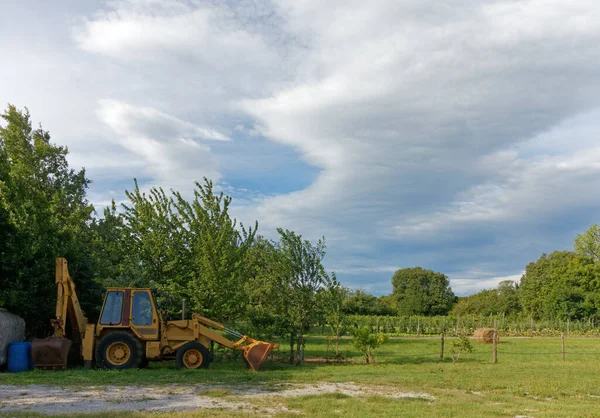 Yellow Tractor Parked Margins Cultivated Area — Stock Photo, Image