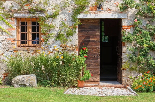 Exterior Antigo Edifício Rural Tradicional Decorado Com Plantas Flores — Fotografia de Stock