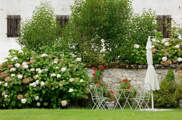 Krásný Koutek Zahrady Malým Stolem Židlemi Slunečníkem — Stock fotografie