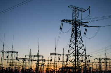 yüksek voltajlı güç hatları günbatımı. Elektrik Dağıtım İstasyonu. yüksek gerilim elektrik iletim meydanının