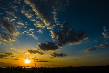 güzel bir gün batımı karşı 750 kv hat desteği