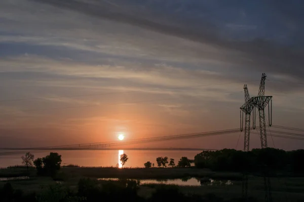 Support Ligne Électrique Sur Fond Coucher Soleil Rouge Sur Eau — Photo