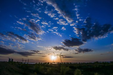 750 kv satırı desteği gökyüzü ve arka planı