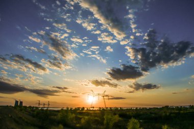 750 kv satırı desteği gökyüzü ve arka planı