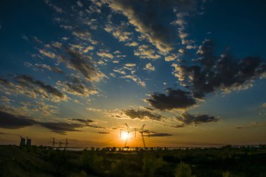 750 kv satırı desteği gökyüzü ve arka planı