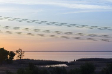 Ülkenin yüksek kararlılık elektrik enerjisi gelişmedir. Elektrik enerjisinin iletimi için binalar unsurları ile manzara