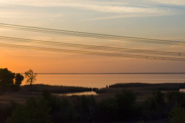 Ülkenin yüksek kararlılık elektrik enerjisi gelişmedir. Elektrik enerjisinin iletimi için binalar unsurları ile manzara
