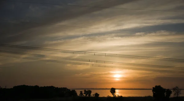 Πολύχρωμο Ηλιοβασίλεμα Καλώδια Για Μεταφορά Ηλεκτρικού Ρεύματος — Φωτογραφία Αρχείου