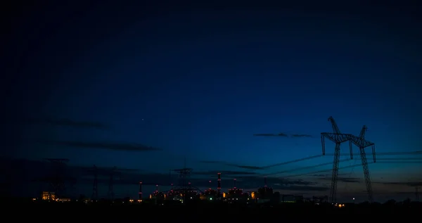 在日落的发电站 — 图库照片