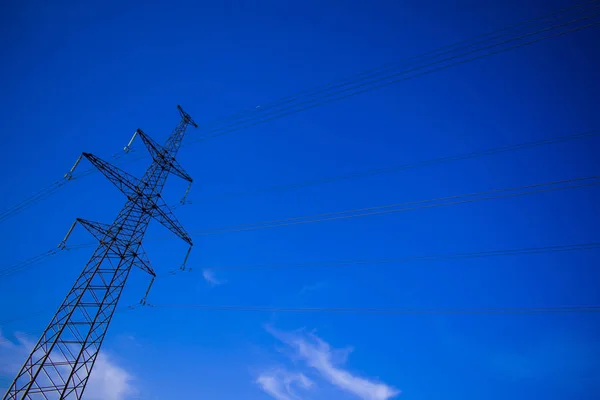 Línea Transmisión Eléctrica Contra Fondo Azul Cielo — Foto de Stock