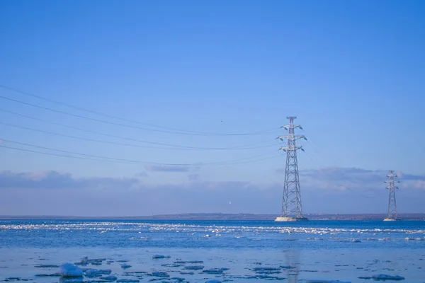 Elektryczny Układ Przeniesienia Linii Przechodzącej Przez Rzeki Przed Niebo — Zdjęcie stockowe