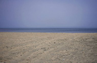 nehrin karşısında banka bakan kumlu plaj