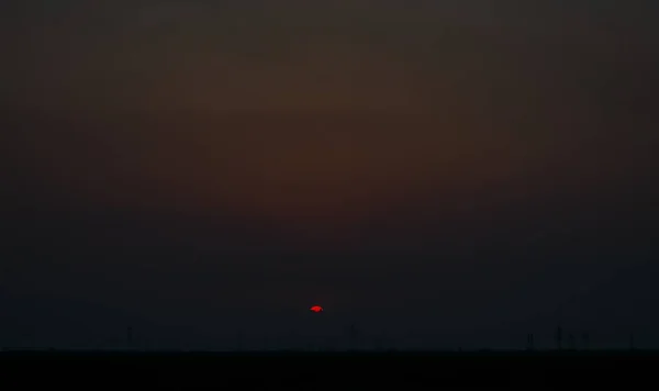 Κόκκινο Ηλιοβασίλεμα Θέα Τις Ηλεκτρικές Γραμμές Μεταφοράς — Φωτογραφία Αρχείου