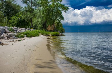 alışılmadık bir bulutlu gökyüzü arka plan üzerinde güzel Plajı