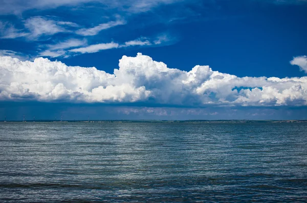 Красивый Пляж Фоне Необычного Облачного Неба — стоковое фото