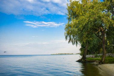 alışılmadık bir bulutlu gökyüzü arka plan üzerinde güzel Plajı