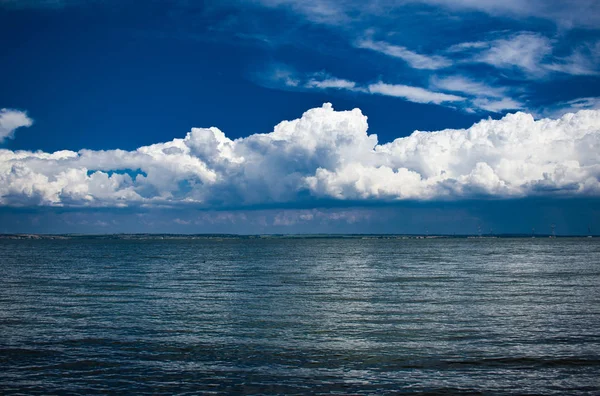 Красивый Пляж Фоне Необычного Облачного Неба — стоковое фото