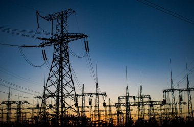 yüksek voltajlı güç hatları günbatımı. Elektrik Dağıtım İstasyonu. yüksek gerilim elektrik iletim meydanının