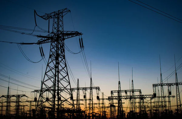 yüksek voltajlı güç hatları günbatımı. Elektrik Dağıtım İstasyonu. yüksek gerilim elektrik iletim meydanının