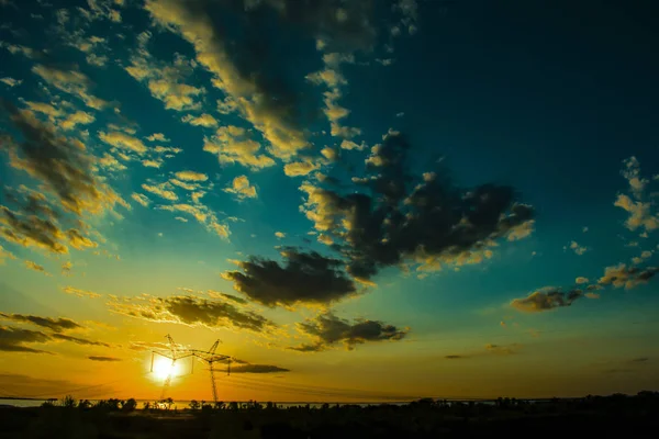 750 Γραμμή Υποστήριξης Ενάντια Ένα Όμορφο Ηλιοβασίλεμα — Φωτογραφία Αρχείου