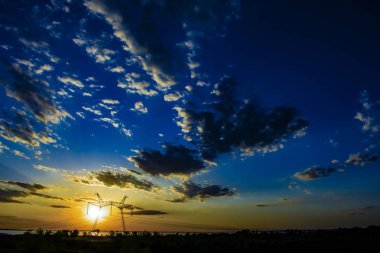 güzel bir gün batımı karşı 750 kv hat desteği