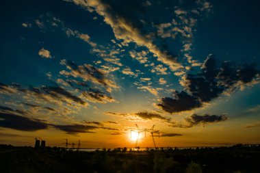 güzel bir gün batımı karşı 750 kv hat desteği