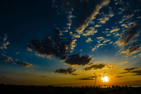 güzel bir gün batımı karşı 750 kv hat desteği
