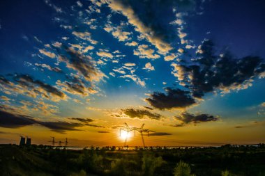 750 kv satırı desteği gökyüzü ve arka planı