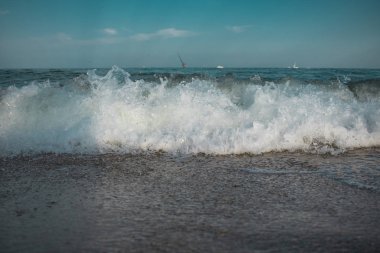 Karadeniz kıyısında sörf dalgası