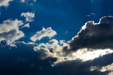 Bulutlu güzel mavi gökyüzü