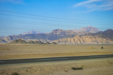 Mısır dağlarda güç hatları