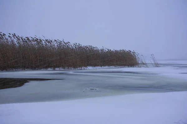 Zima Krajobraz Zamarzniętej Rzece — Zdjęcie stockowe