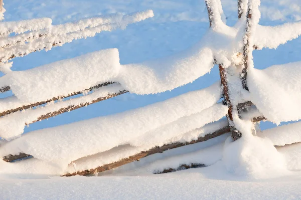 Stary Drewniany Płot Pokryte Śniegiem Zima Krajobraz Finlandii — Zdjęcie stockowe