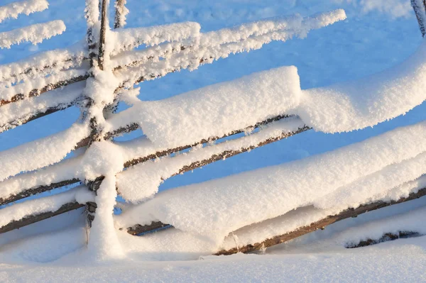 Cerca Madeira Velha Coberta Neve Paisagem Inverno Finlândia — Fotografia de Stock