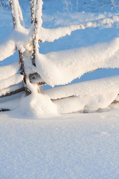 Stary Drewniany Płot Pokryte Śniegiem Zima Krajobraz Finlandii — Zdjęcie stockowe