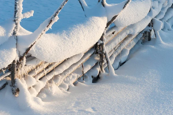 Ancienne Clôture Bois Recouverte Neige Paysage Hivernal Finlande — Photo