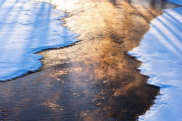 Říční Voda Zamrzá Velmi Chladném Zimním Dni — Stock fotografie