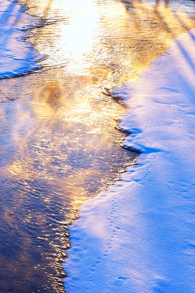 寒い冬の日に川の水が凍る — ストック写真