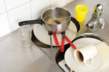 Kirli bulaşıklar lavaboda..