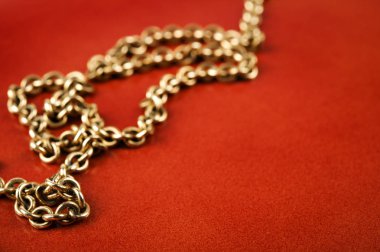 Kahverengi zemin üzerine altın zincir. Ön plan sığ derinlik-in tarla odaklanmak.